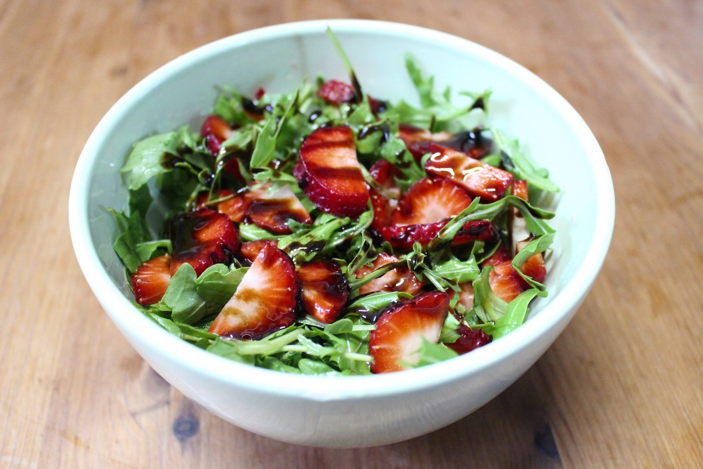 Rucola Salat mit Erdbeeren und Aceto Balsamico Dressing