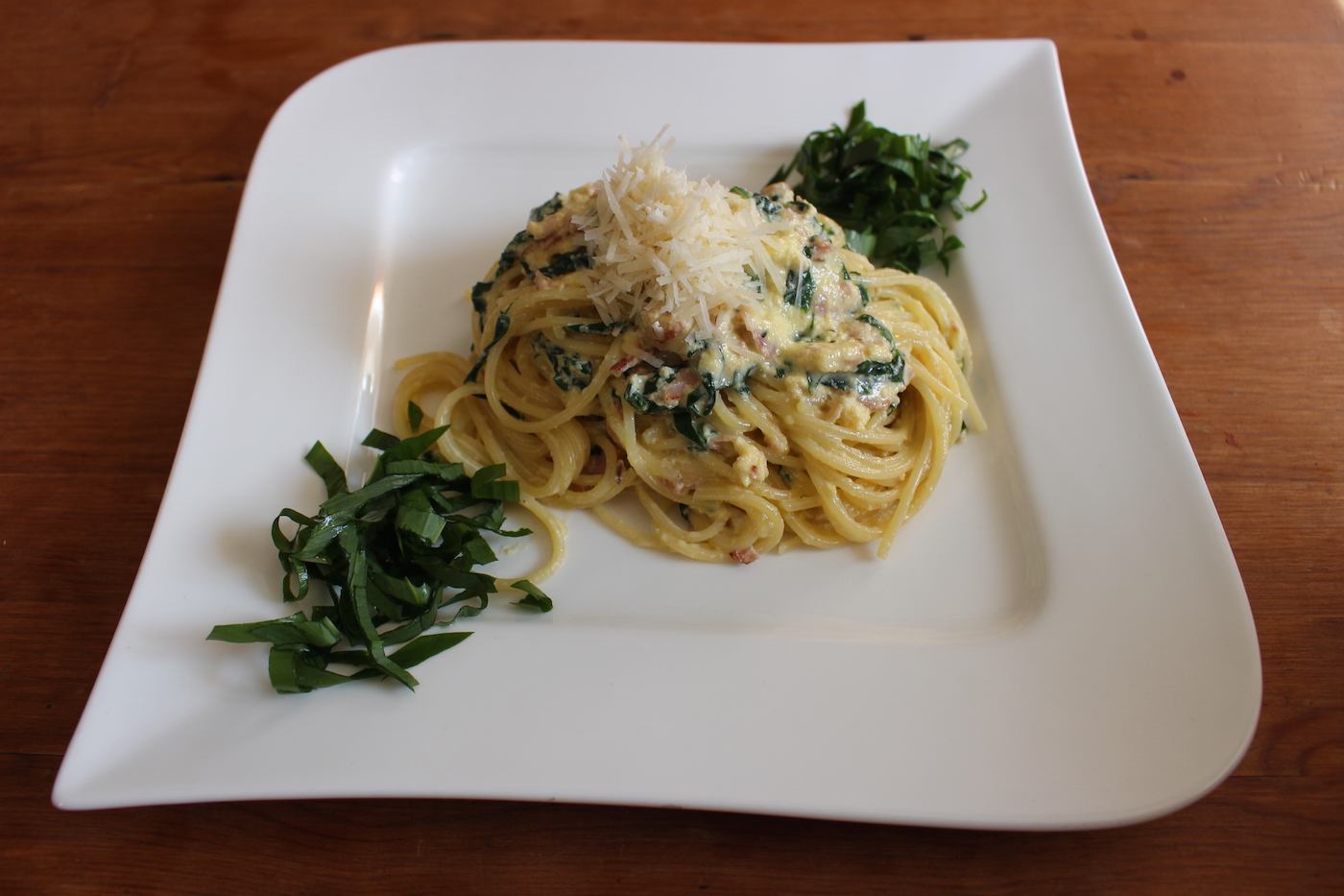 Spaghetti alla Carbonara mit Bärlauch und Grana Padano