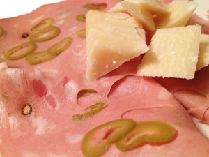 Mortadella mit Oliven und Parmesan