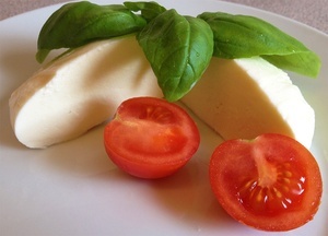 Mozzarella mit Tomate und Basilikum