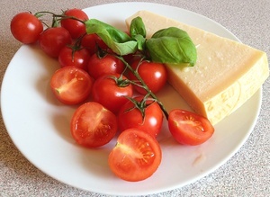 Tomate mit Basilikum und Parmesan