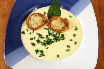 Knoblauchsuppe mit Pesto Crostini