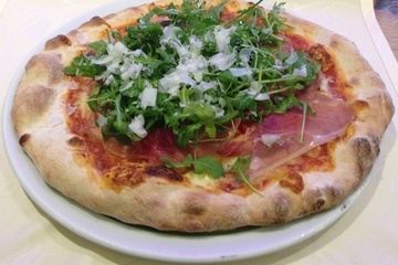 Pizza Prosciutto, Ruccola und Parmesan