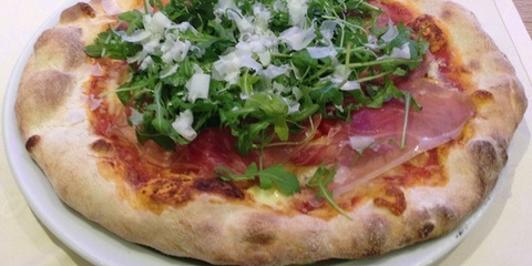 Pizza Prosciutto, Ruccola und Parmesan